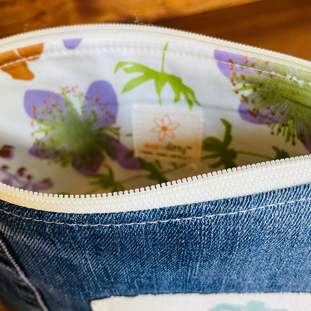 Cosmetics Large Bag: Hammered African Daisy Inside